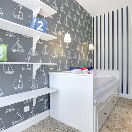 Swanky And Modern Marina Hotel *